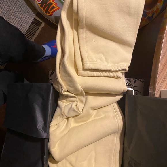 Fear Of God Essentials Joggers Exclusive Yellow Cream Large - Picture 13 of 14